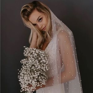 Untamed Petals Pearl Fingertip Veil